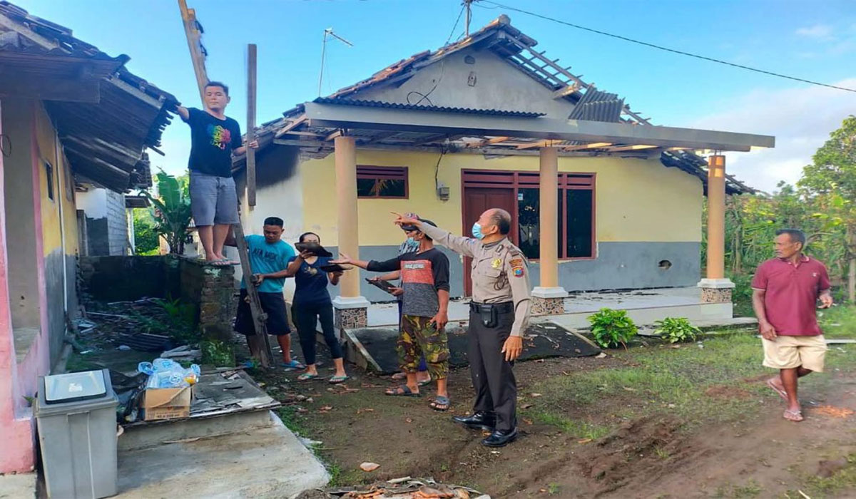 Momen Mengerikan di Banyuwangi! Puting Beliung Terjang Permukiman, Puluhan Rumah Rusak Seketika