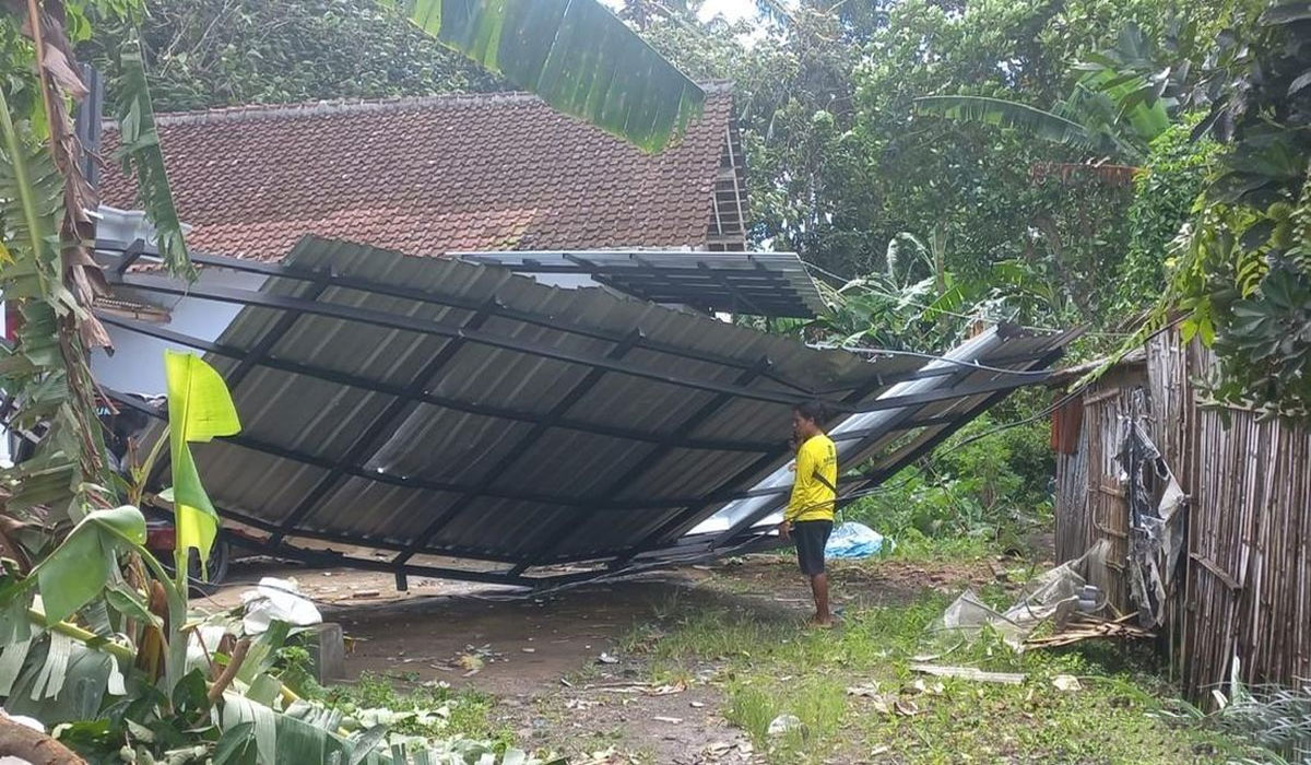 Momen Mengerikan di Banyuwangi! Puting Beliung Terjang Permukiman, Puluhan Rumah Rusak Seketika